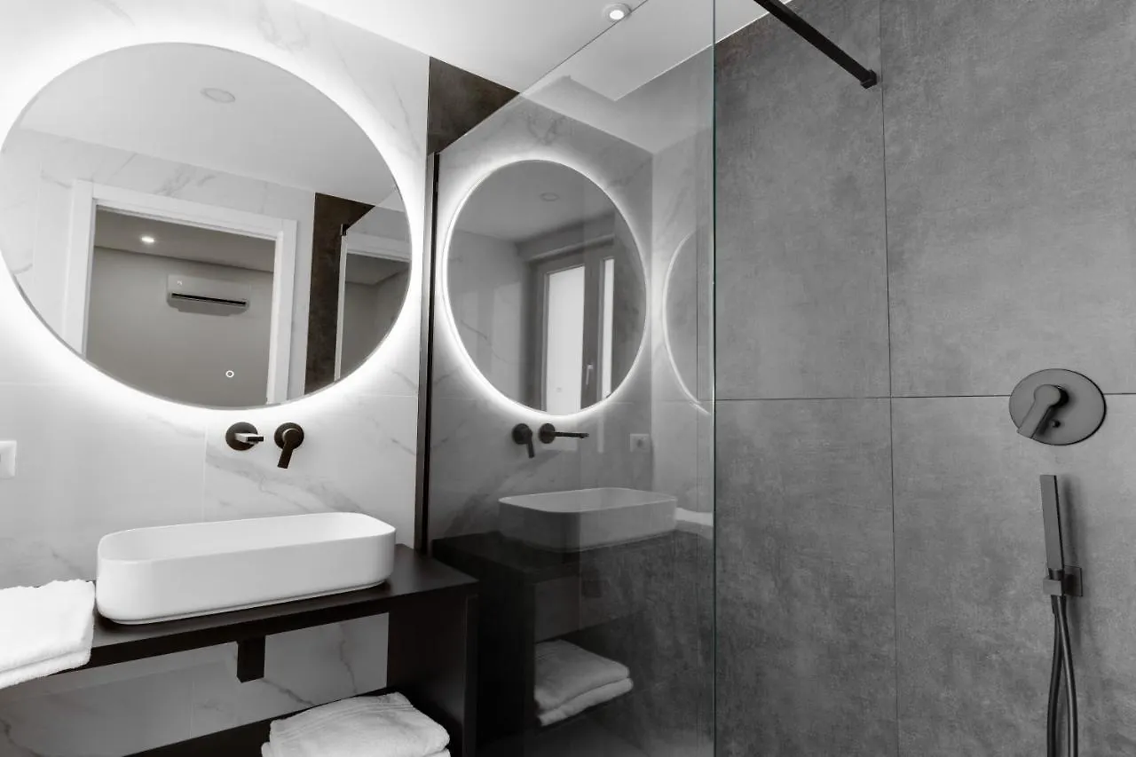 The Crown Black And White Rooms Cagliari 0*,  Italie